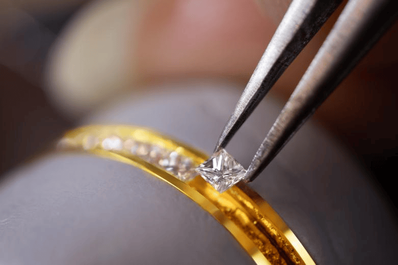 转动之间,见匠心与好运:君佩「时来运转」如何重新定义黄金首饰 第1张 转动之间,见匠心与好运:君佩「时来运转」如何重新定义黄金首饰 第1张