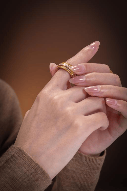 转动之间,见匠心与好运:君佩「时来运转」如何重新定义黄金首饰 第4张 转动之间,见匠心与好运:君佩「时来运转」如何重新定义黄金首饰 第4张