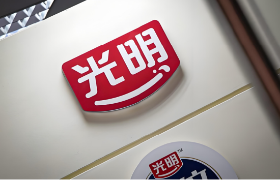 上海奶罐子“漏”了？ 光明乳业“失守”大本营，营收三连降，董事长薪酬翻倍 | BUG  第1张
