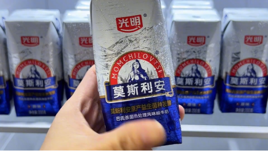 上海奶罐子“漏”了？ 光明乳业“失守”大本营，营收三连降，董事长薪酬翻倍 | BUG  第3张