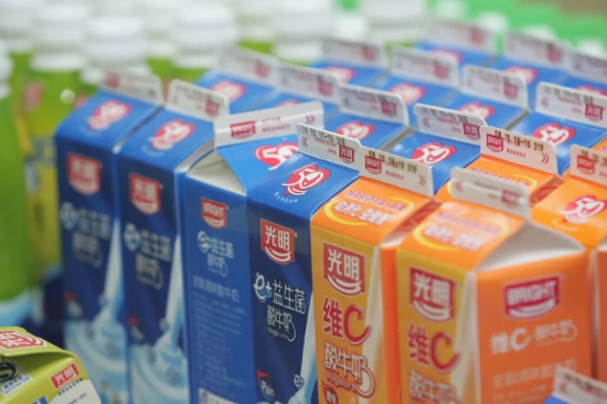 上海奶罐子“漏”了？ 光明乳业“失守”大本营，营收三连降，董事长薪酬翻倍 | BUG  第5张