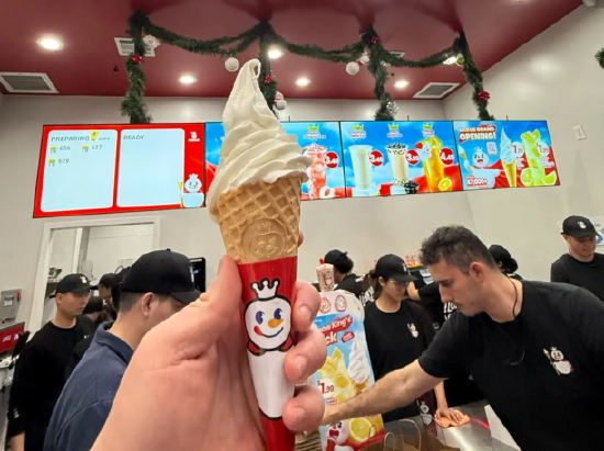 现场直击：平安夜，美国人究竟喝不喝蜜雪冰城？ | 北美前哨  第1张