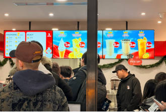 现场直击：平安夜，美国人究竟喝不喝蜜雪冰城？ | 北美前哨  第2张