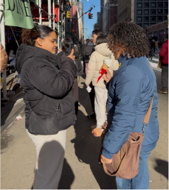 现场直击：平安夜，美国人究竟喝不喝蜜雪冰城？ | 北美前哨  第5张