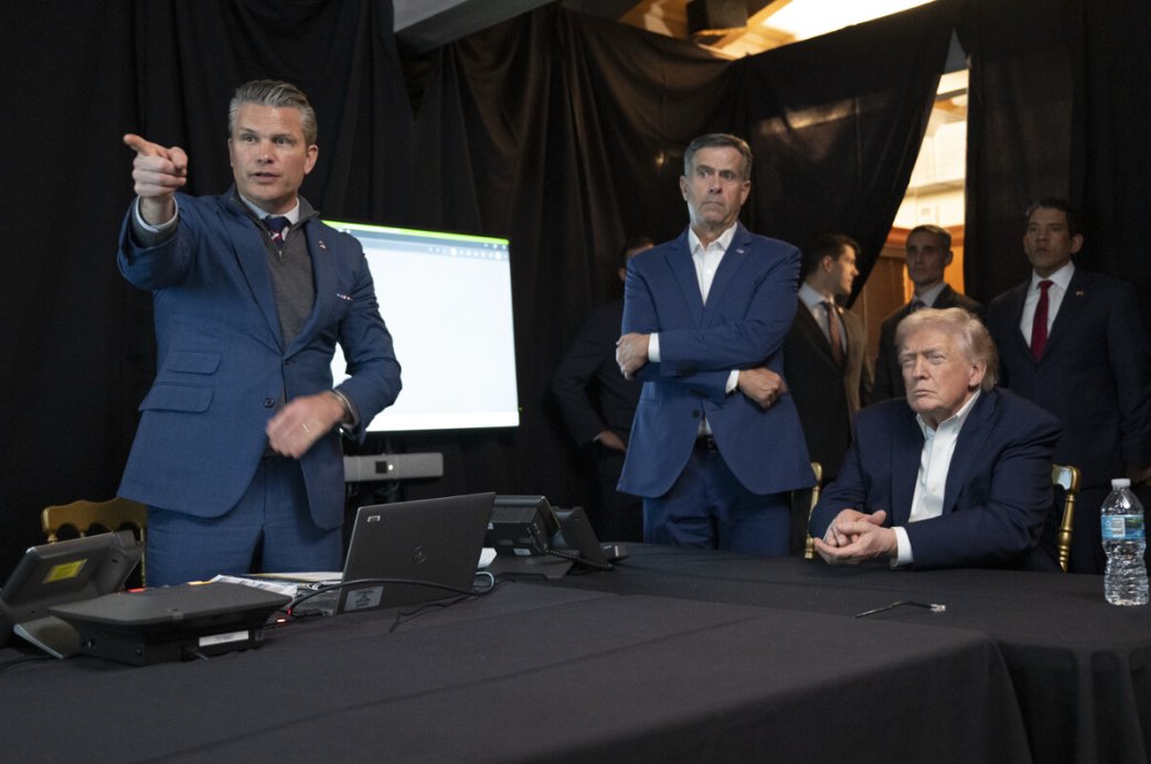 特朗普发布观看美对委行动照片 第2张 特朗普发布观看美对委行动照片 第2张