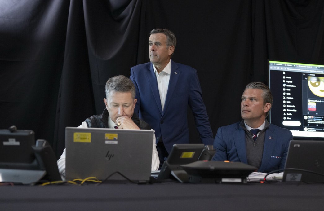 特朗普发布观看美对委行动照片 第3张 特朗普发布观看美对委行动照片 第3张