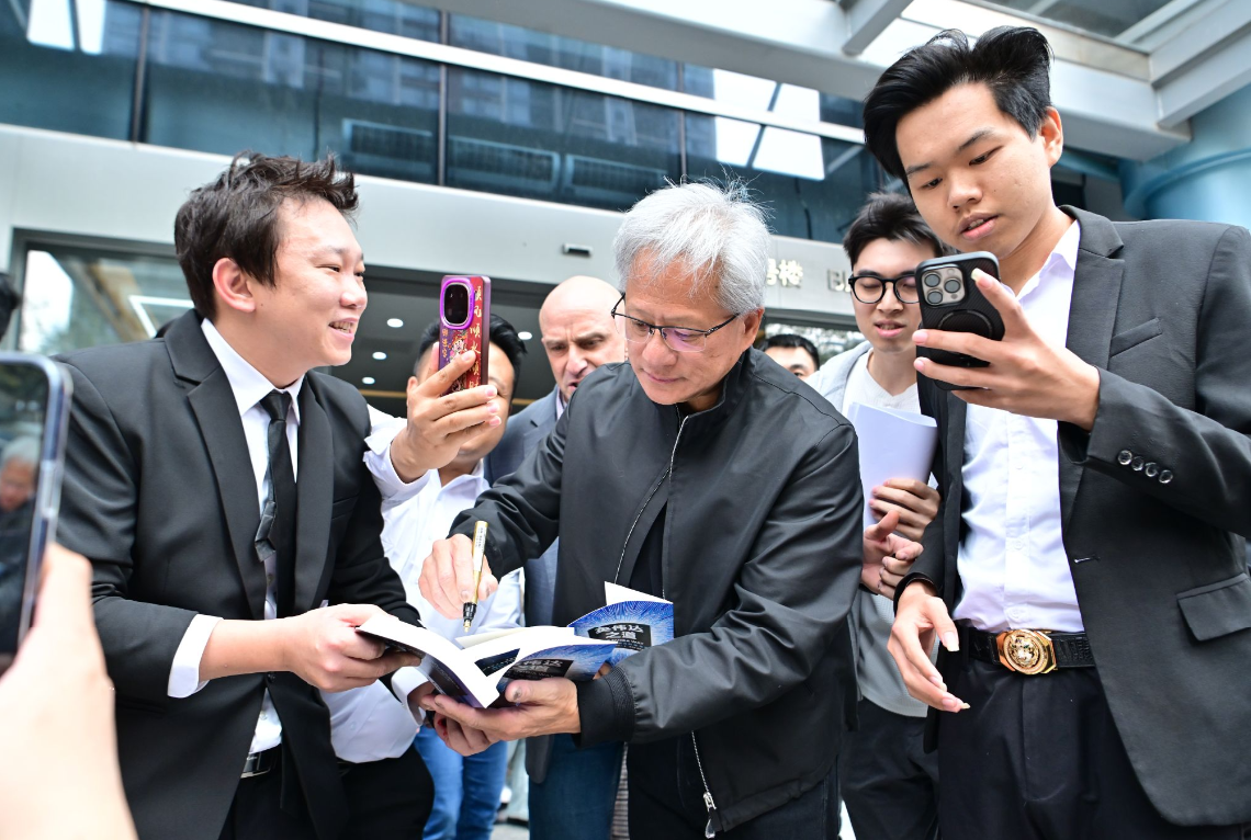 黄仁勋现身英伟达深圳公司楼下 参加年会并“逛吃” 第1张 黄仁勋现身英伟达深圳公司楼下 参加年会并“逛吃” 第1张