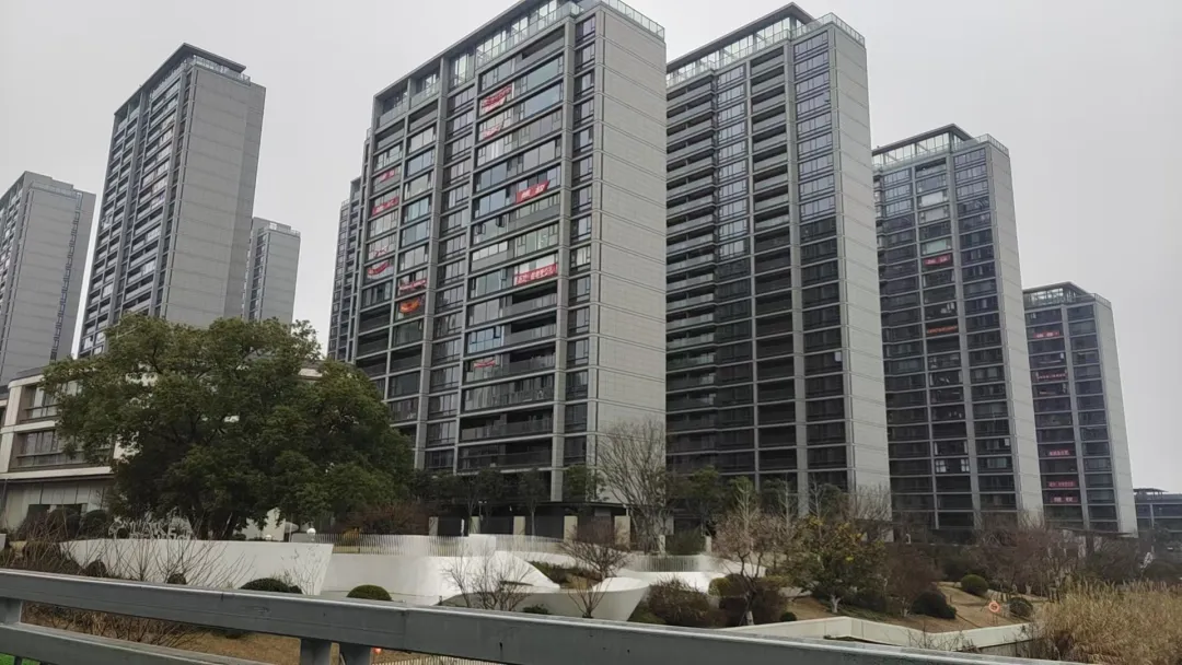 武汉一高端盘业主被要求“协助”卖房?3月31日前需帮开发商卖80套房,否则部分房源将变长租公寓 第2张 武汉一高端盘业主被要求“协助”卖房?3月31日前需帮开发商卖80套房,否则部分房源将变长租公寓 第2张