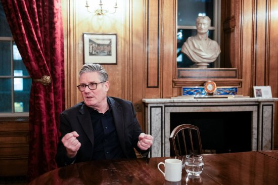 英国内阁全员表态支持 首相大位岌岌可危的斯塔默暂获喘息  第1张