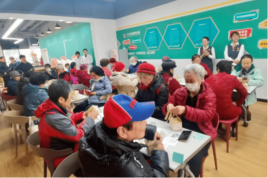 巧手扮生活 健康筑幸福――中信银行北京三里屯支行以金融温度守护银发幸福  第4张