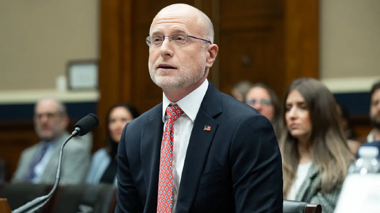 伊朗战争假消息不断 FCC主席抨击广播公司 特朗普否认伊朗袭击美国加油机报道 第1张 伊朗战争假消息不断 FCC主席抨击广播公司 特朗普否认伊朗袭击美国加油机报道 第1张