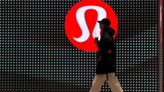 受代理权之争与关税拖累，Lululemon 发布疲软业绩指引  第1张