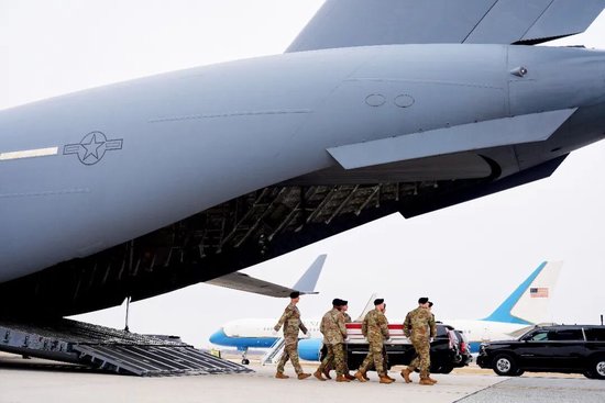 美军基地，“被炸了个遍”  第2张