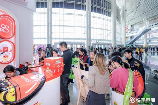 糖酒会上搭“超级碗”舞台:快手电商把直播间搬进展位,边吃边聊边下单 第2张 糖酒会上搭“超级碗”舞台:快手电商把直播间搬进展位,边吃边聊边下单 第2张