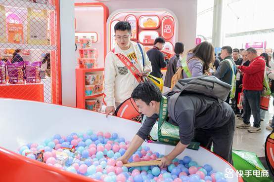 糖酒会上搭“超级碗”舞台:快手电商把直播间搬进展位,边吃边聊边下单 第3张 糖酒会上搭“超级碗”舞台:快手电商把直播间搬进展位,边吃边聊边下单 第3张